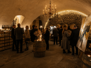 WEIN & KUNST <br> IM WEINKELLER